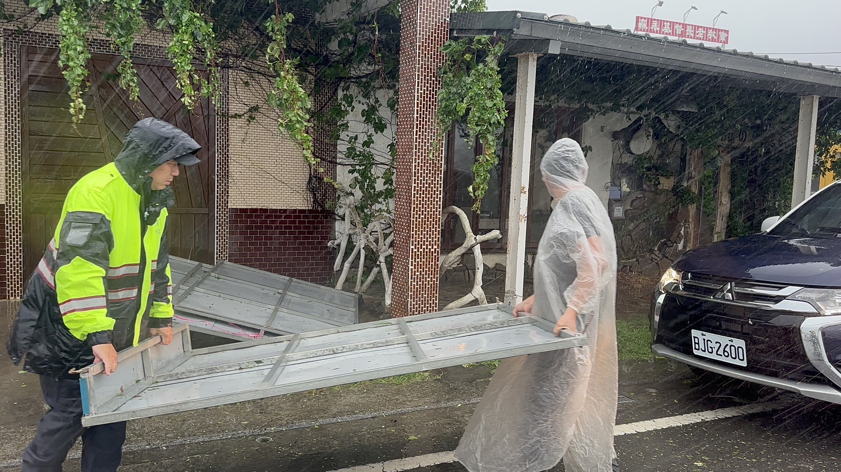 強風豪雨　大武警協助居民加設防颱措施保平安