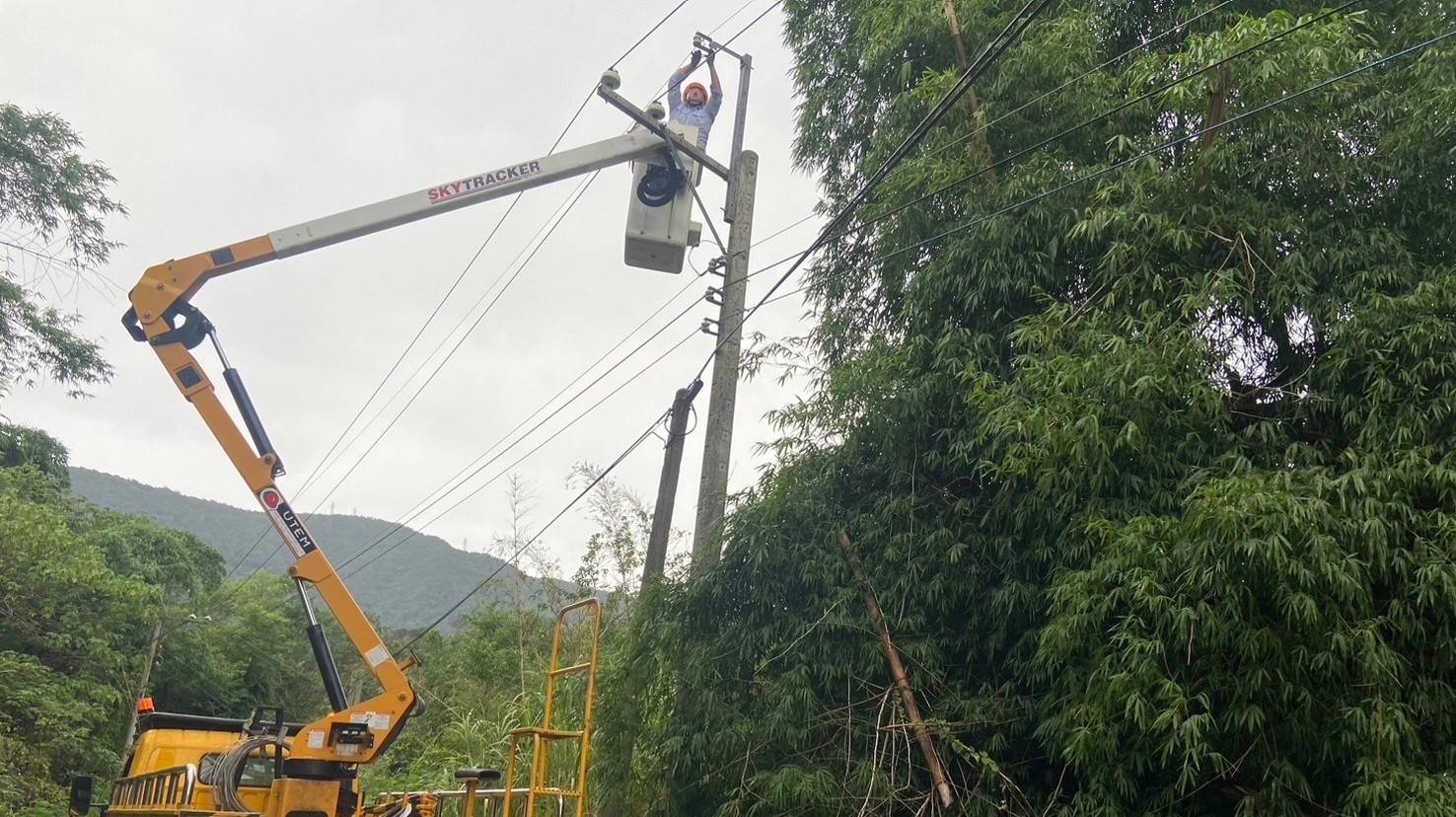 強颱凱米來勢洶洶造成停電，台電全力動員搶修