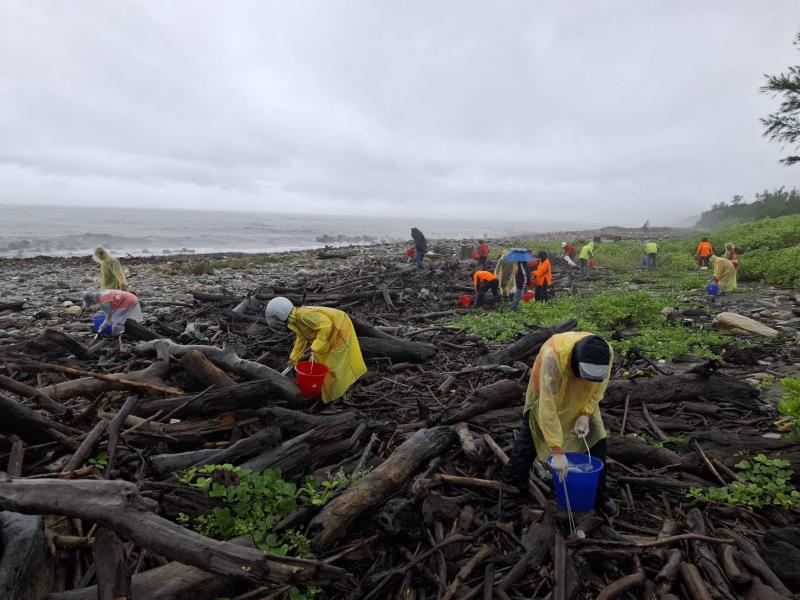 凱米強颱後堆積大量垃圾! 八河分署富岡熱情冒雨淨灘 