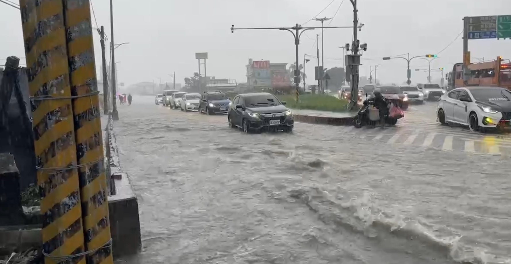 颱風尾雨勢驚人 馬路成河流