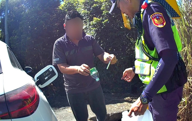 民眾汽油耗盡 鹿野警長機智妙計救急