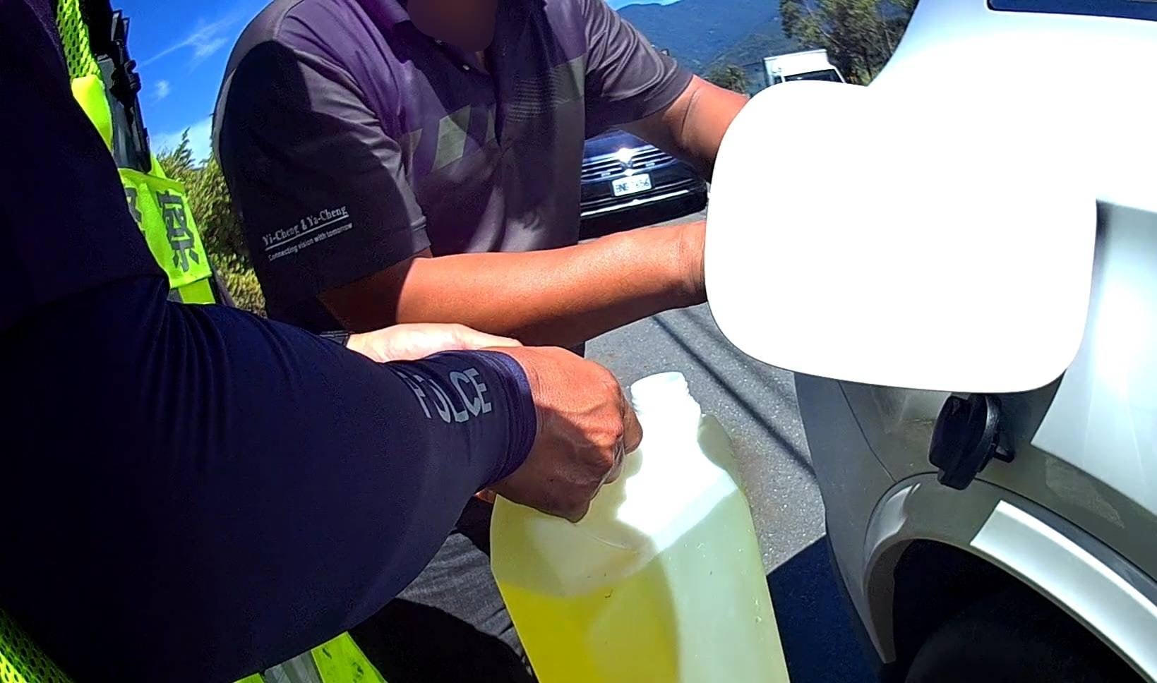 民眾汽油用罄顧路  警方妙招協助加油