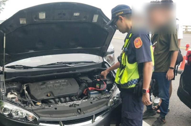 出門旅遊車子拋錨 員警熱心協助排除
