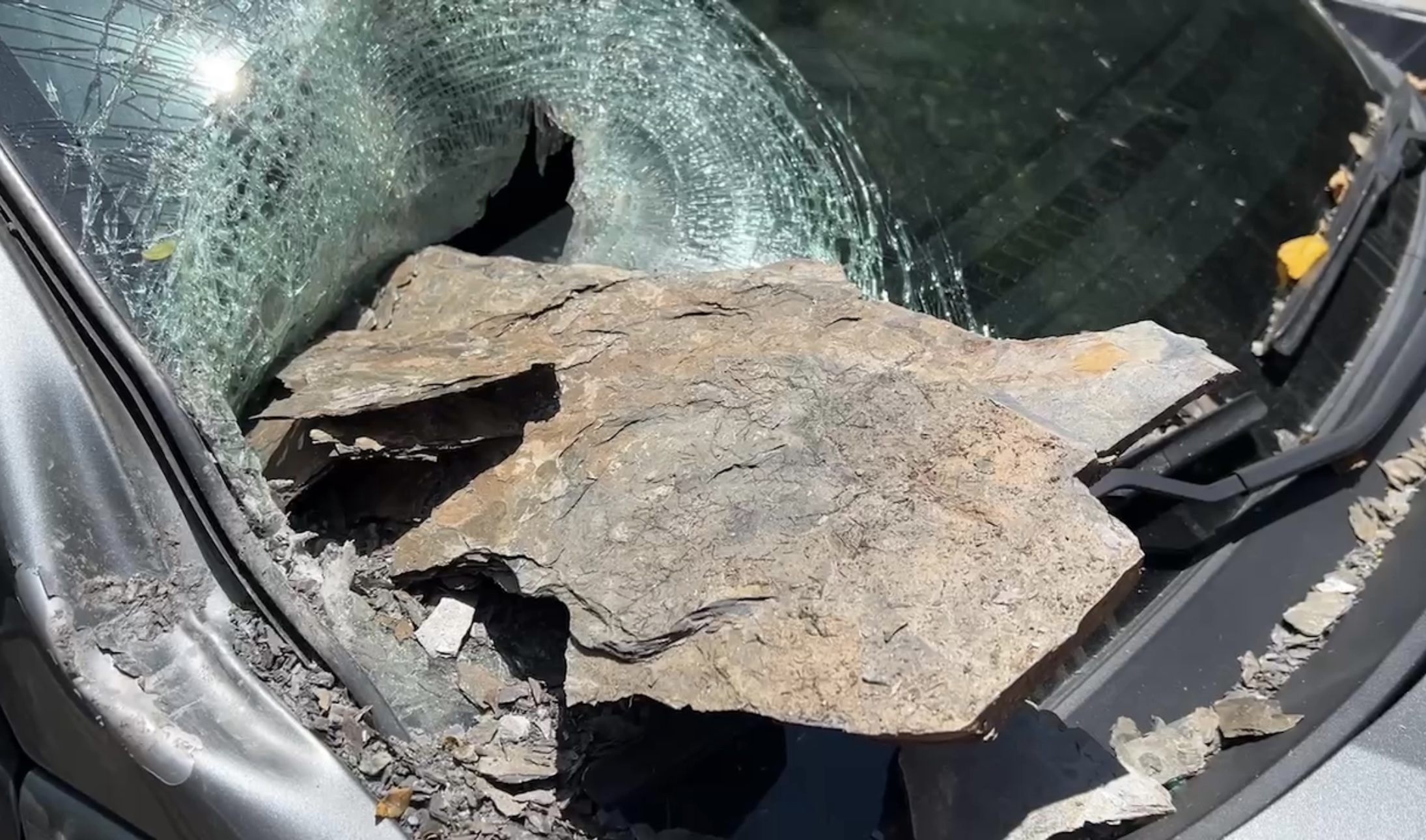 小客車遭落石砸中  擋風玻璃全毀