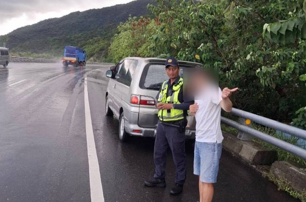旅途中車拋錨困雨中　暖警協助故障排除
