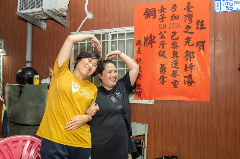 臺東驕傲郭婞淳今勇奪奧運銅牌 饒慶鈴賽後親至家中 貼紅榜恭賀