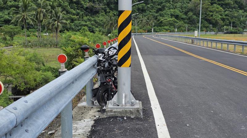 機車自撞 騎士摔落邊坡