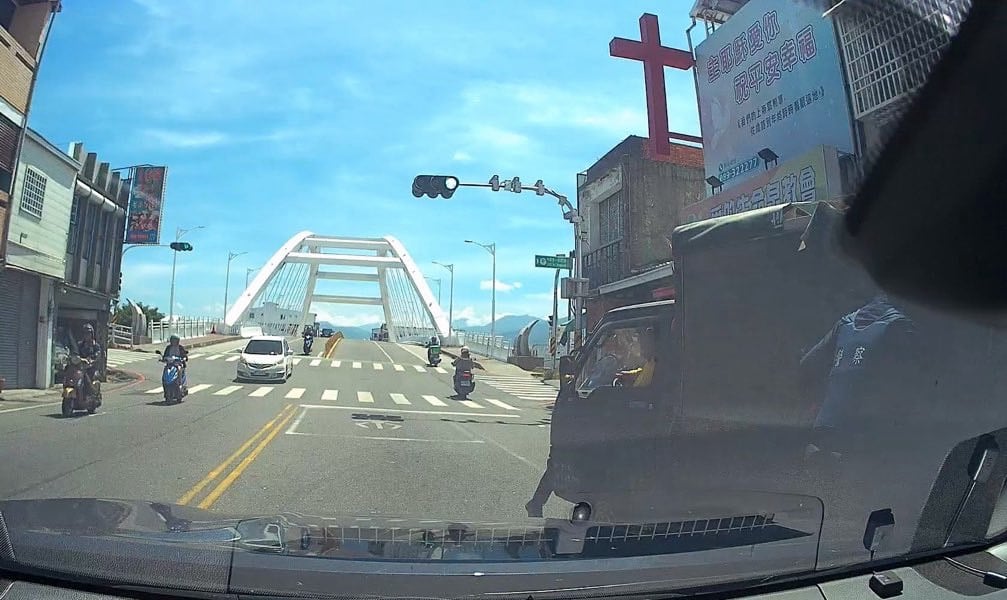 老翁車輛拋錨路中　員警神救援排除危機