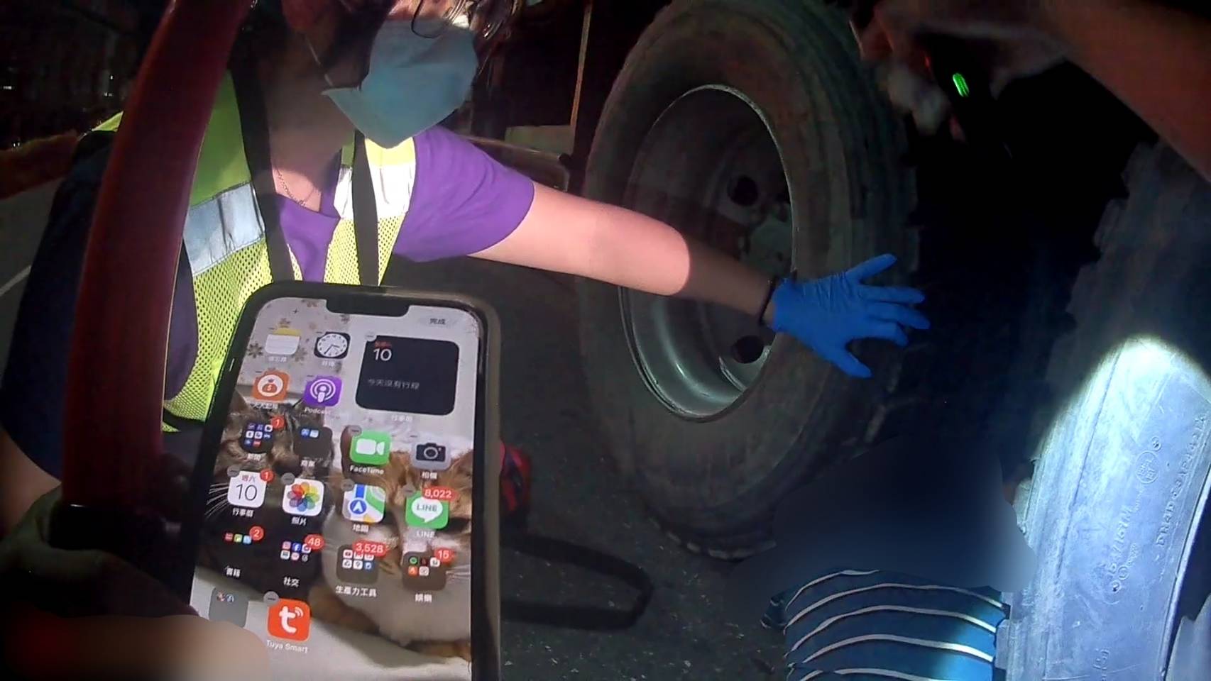 攔查無牌營大貨車 車主竟用「苦肉計」鑽車底