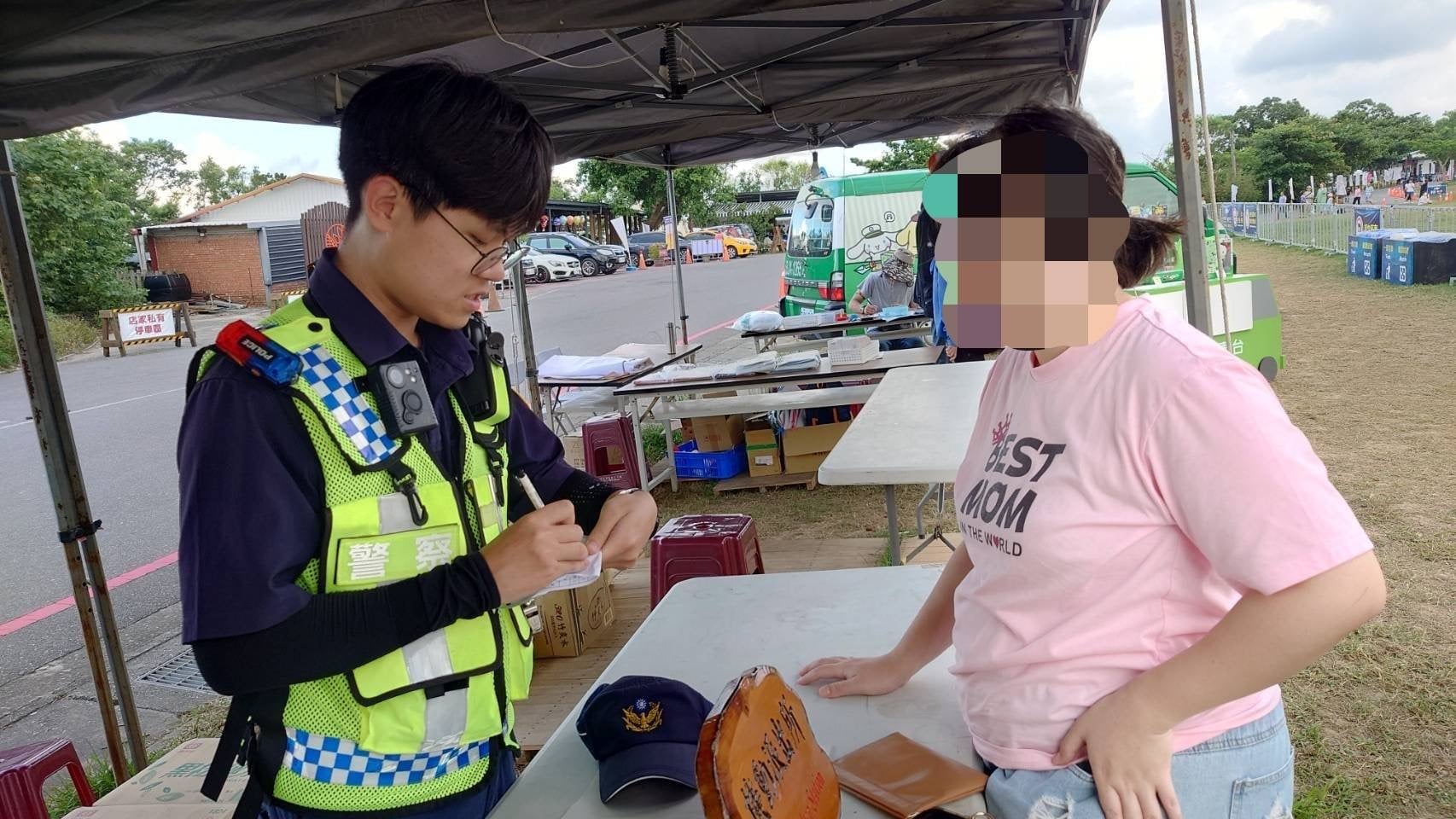 熱氣球會場民眾遺失小皮包內有近萬元   鹿野警用這招讓失主來「報到」