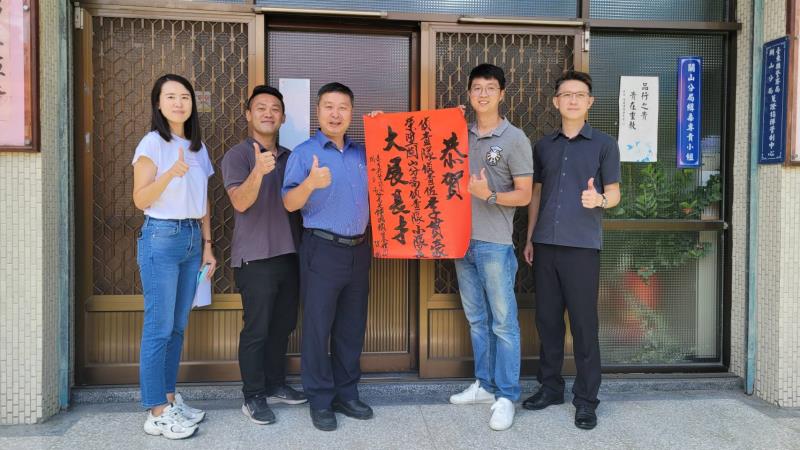 7年榮陞偵查隊小隊長 關警分局長貼「大展長才」紅榜恭賀