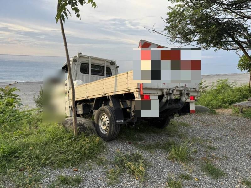 華源海灣「貨車驚險卡邊坡」 警民合作助脫困 