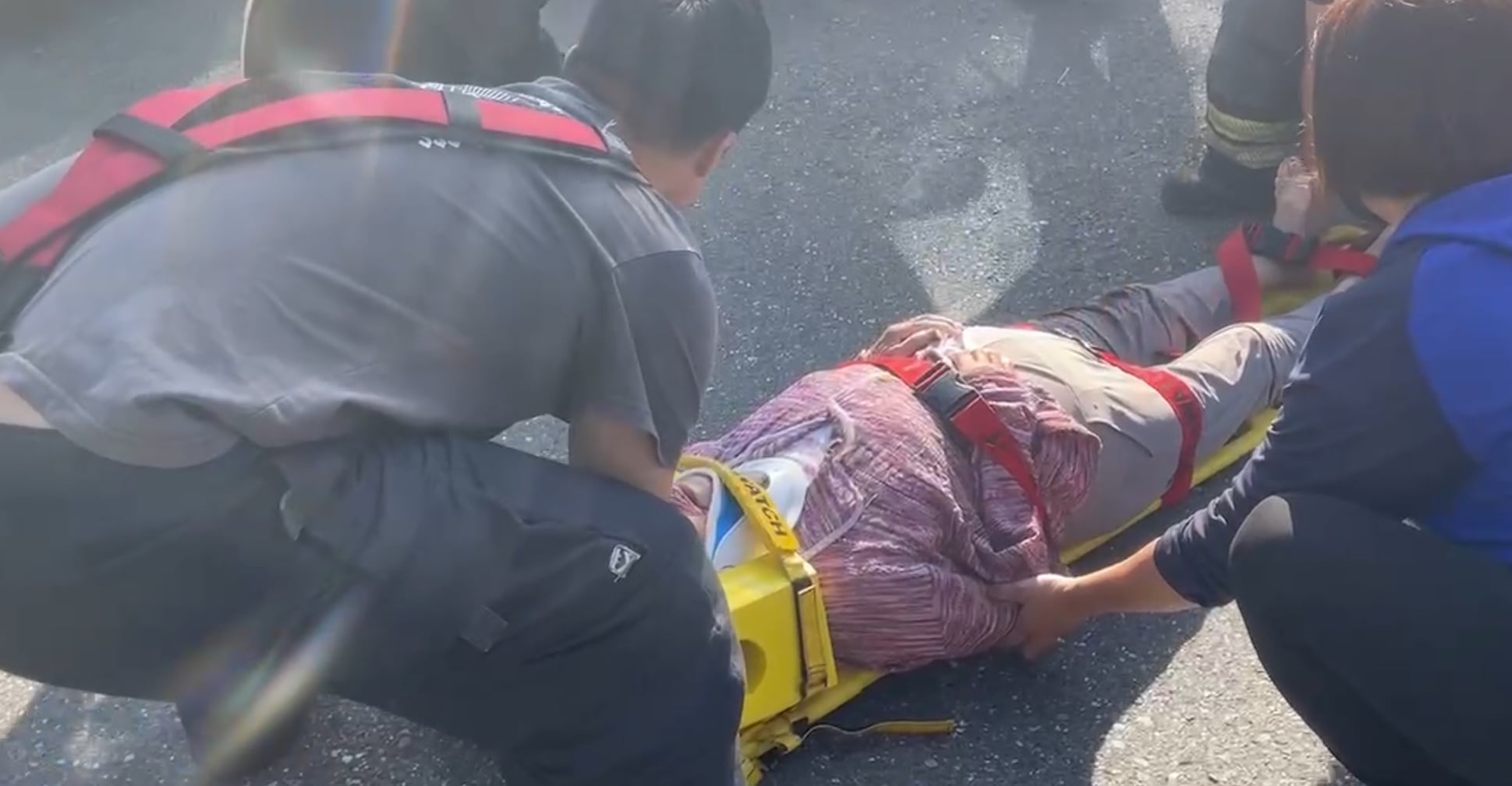 媳婦倒車不慎撞倒婆婆  幸無生命危險