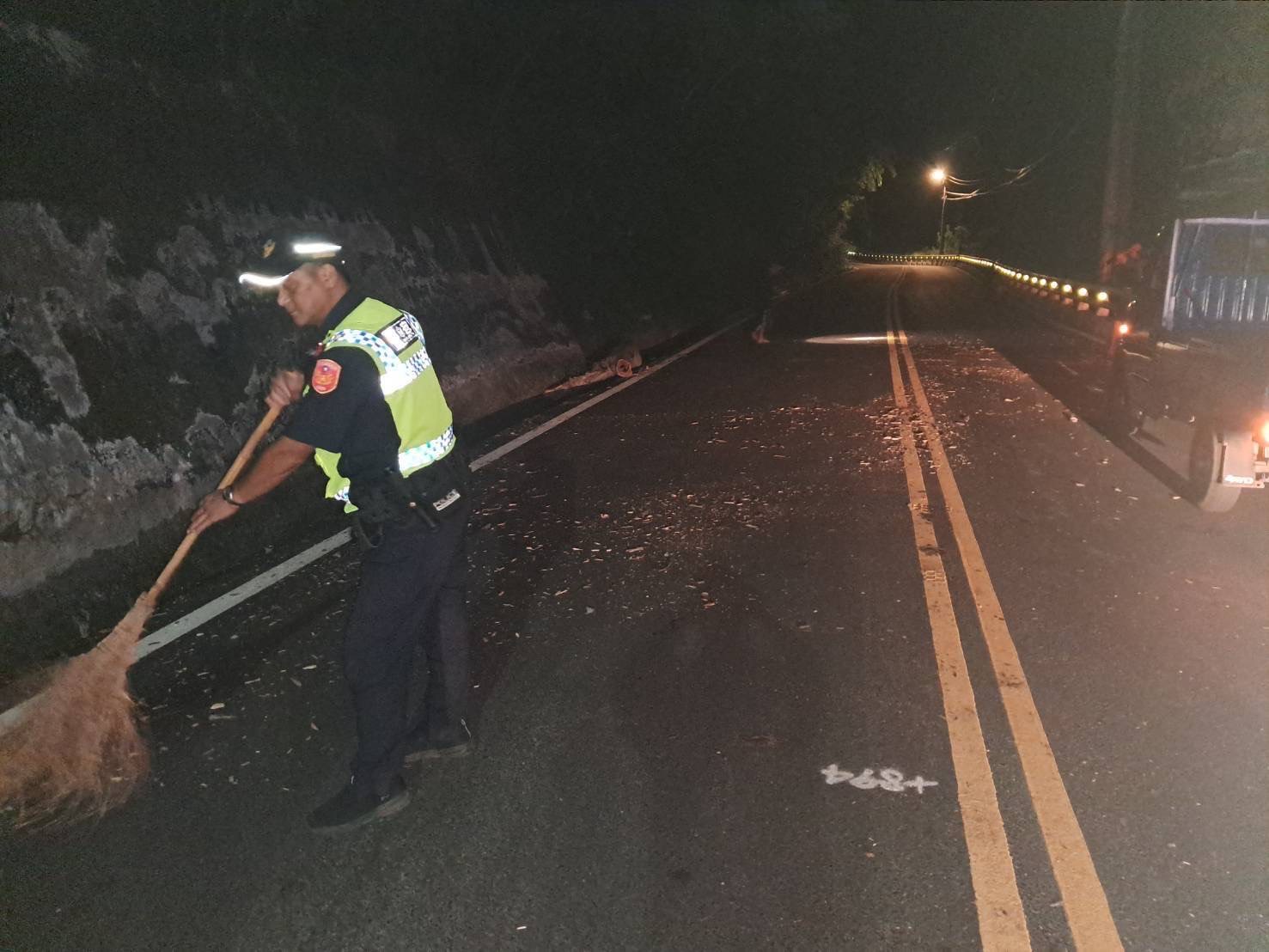 路樹傾倒  警民合作移除
