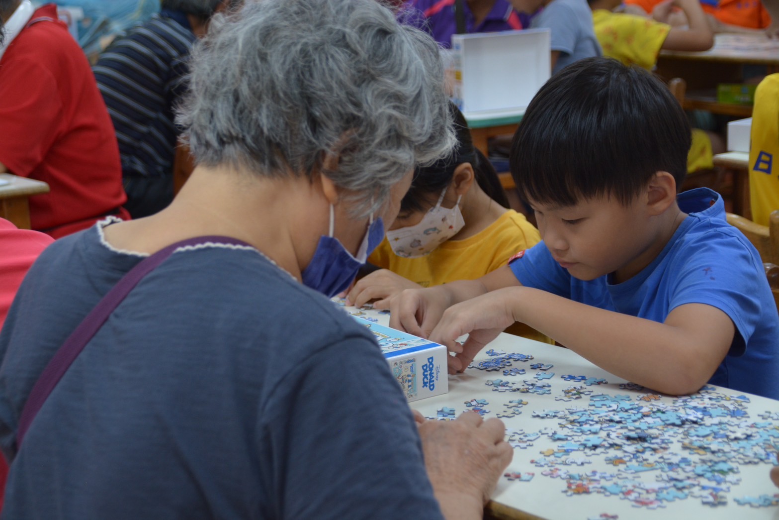 關山舉辦慶祝祖父母節  跨代協力完成拼圖遊戲