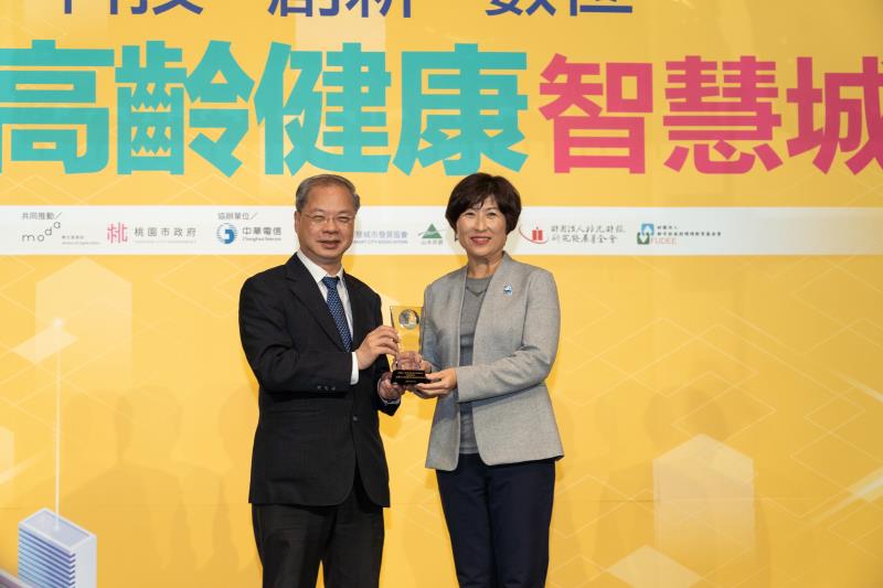 創新智慧觀光! 饒慶鈴獲頒2024「智慧城市卓越貢獻獎」 打造臺東為國際級旅遊城市