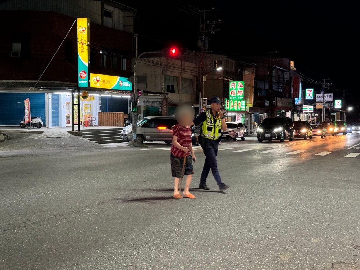 警疏導熱氣球車潮　助八旬嬤過街