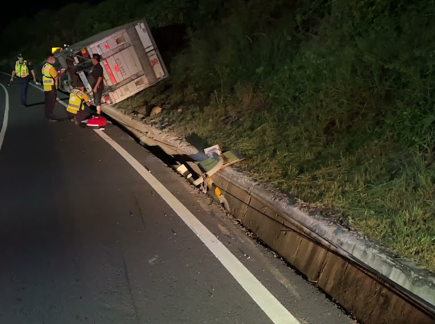 大貨車翻覆掉水溝   駕駛幸運逃脫