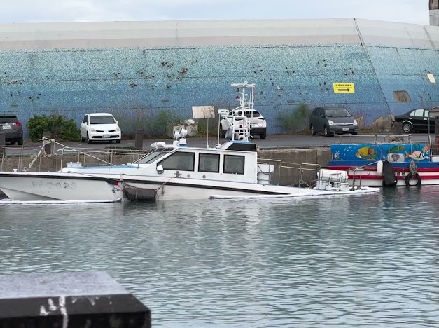 報廢巡防艇船身受損　整艘快沉入港內