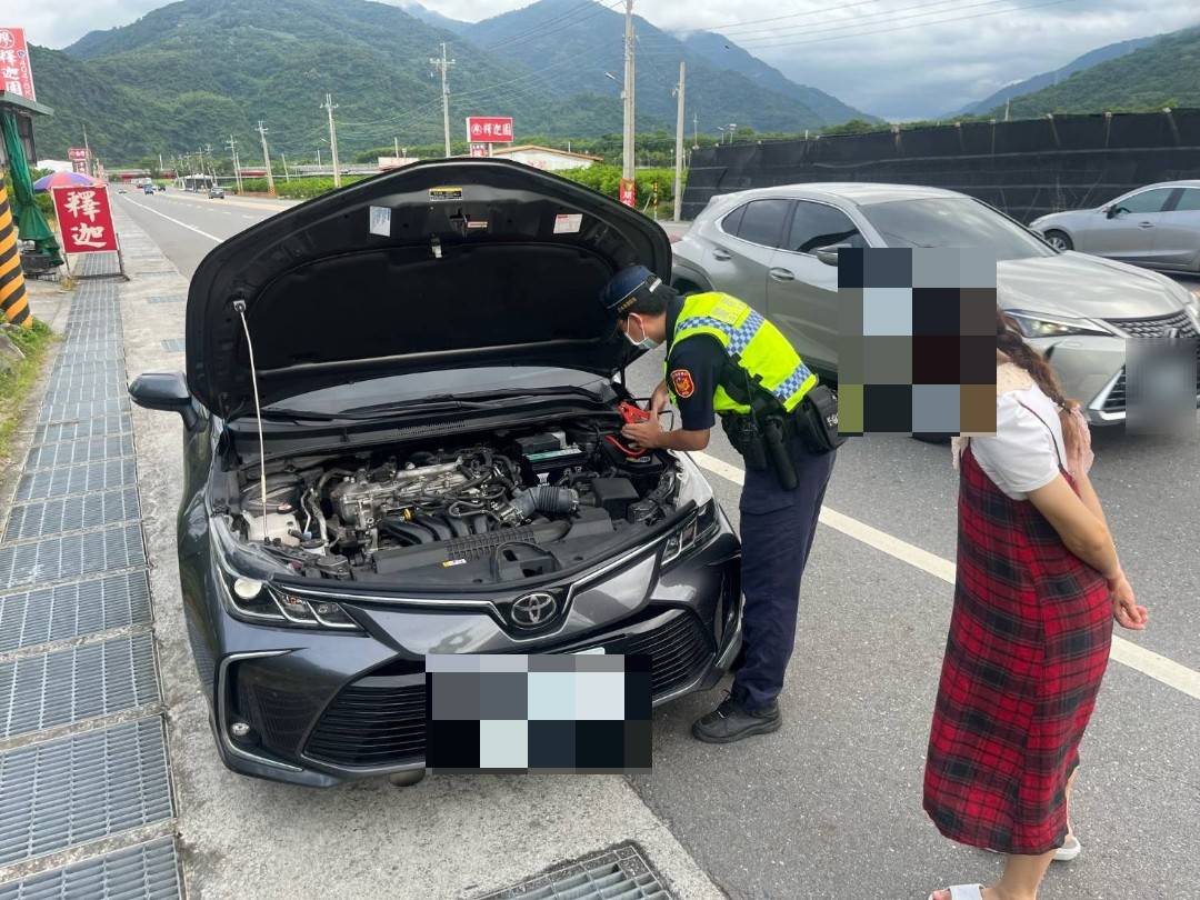 車輛故障受困　暖警主動協助排除