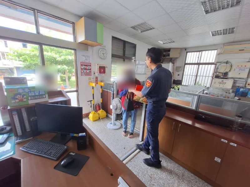 熱心警察尋回遺失手提包 受民眾讚賞