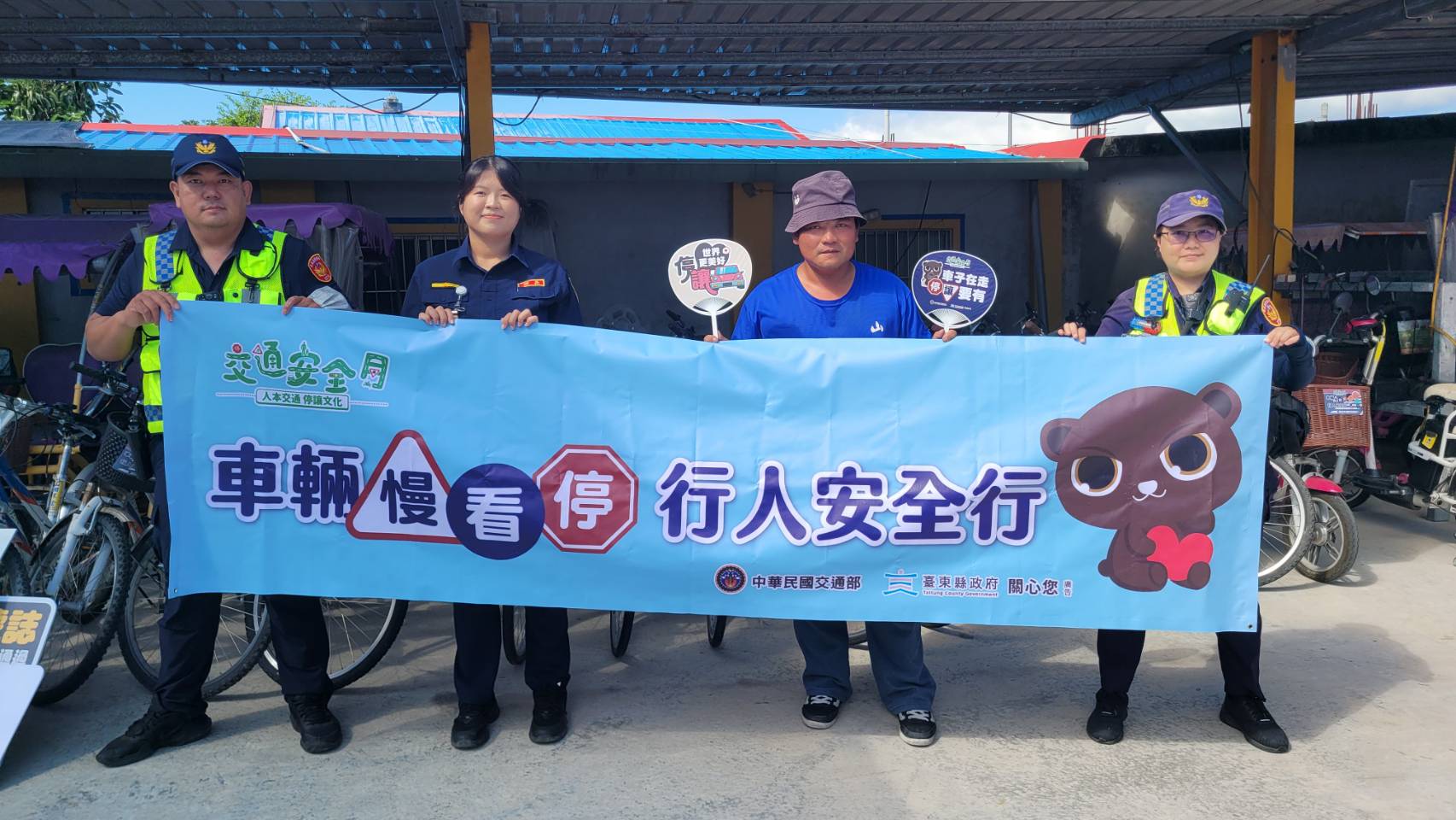 自行車租賃業者響應「交通安全月」，攜手關警使用貼紙擴大宣導成效