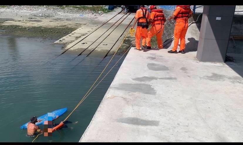 金樽港區民眾不慎落海，海巡人員馳赴現場救援