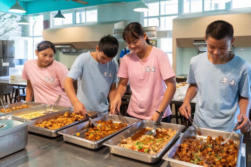 營養午餐新增「鬼頭刀料理」！饒慶鈴為學童添營養 擴大內銷助漁民