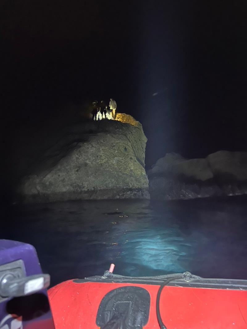 烏石鼻釣客受困礁岩區 警、義消由外海登陸搶救