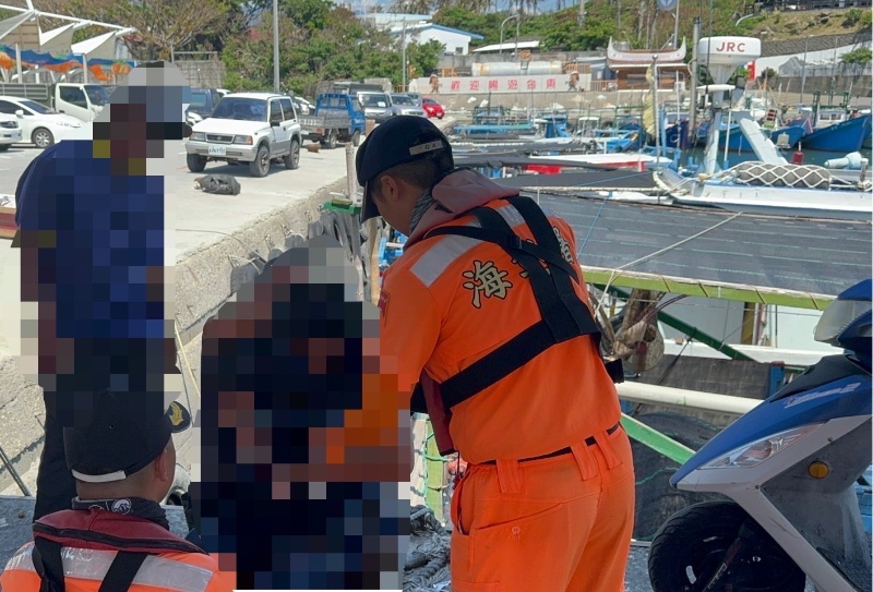 富岡港區女民眾不慎落海 海巡迅速出動成功救援