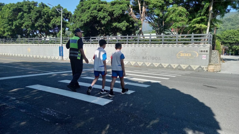 成功警護學童，安全上學無憂心