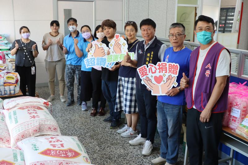 臺東果菜市場攤商捐贈普渡物資