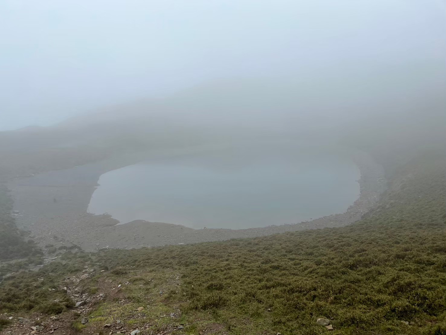 攀登嘉明湖山友身體不適，警消配合林保署送醫拯救