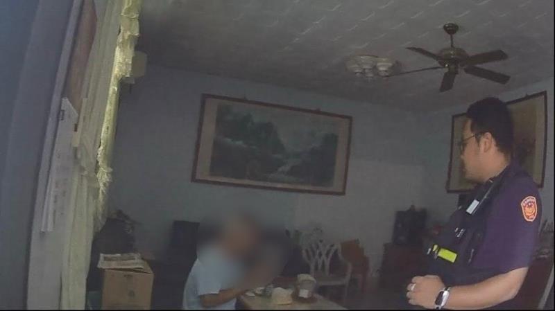 失明老人家中求救 波麗士協助救援