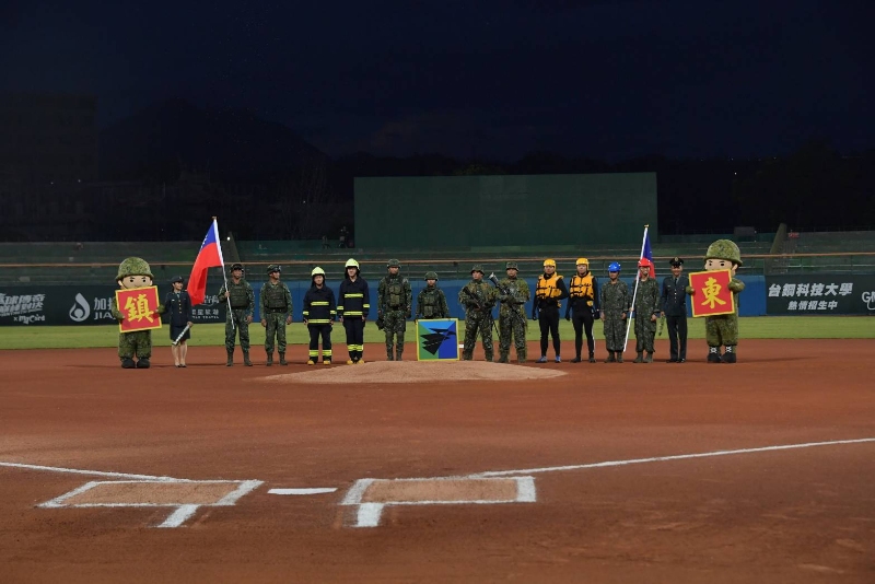 「榮耀九三」東指部指揮官開球  中信兄弟與台鋼雄鷹進行二連戰