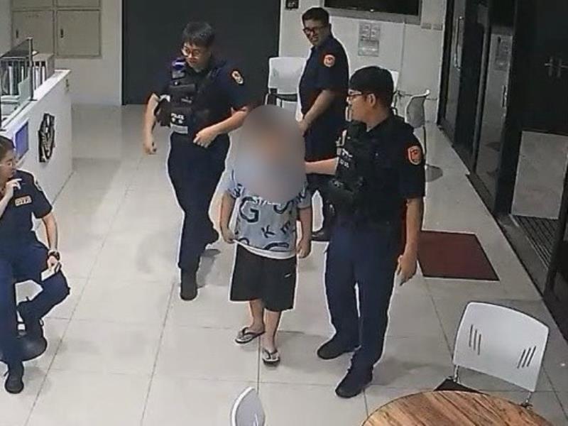 深夜8歲男童蹲坐路邊哭泣 暖警協助男童重回家屬懷抱