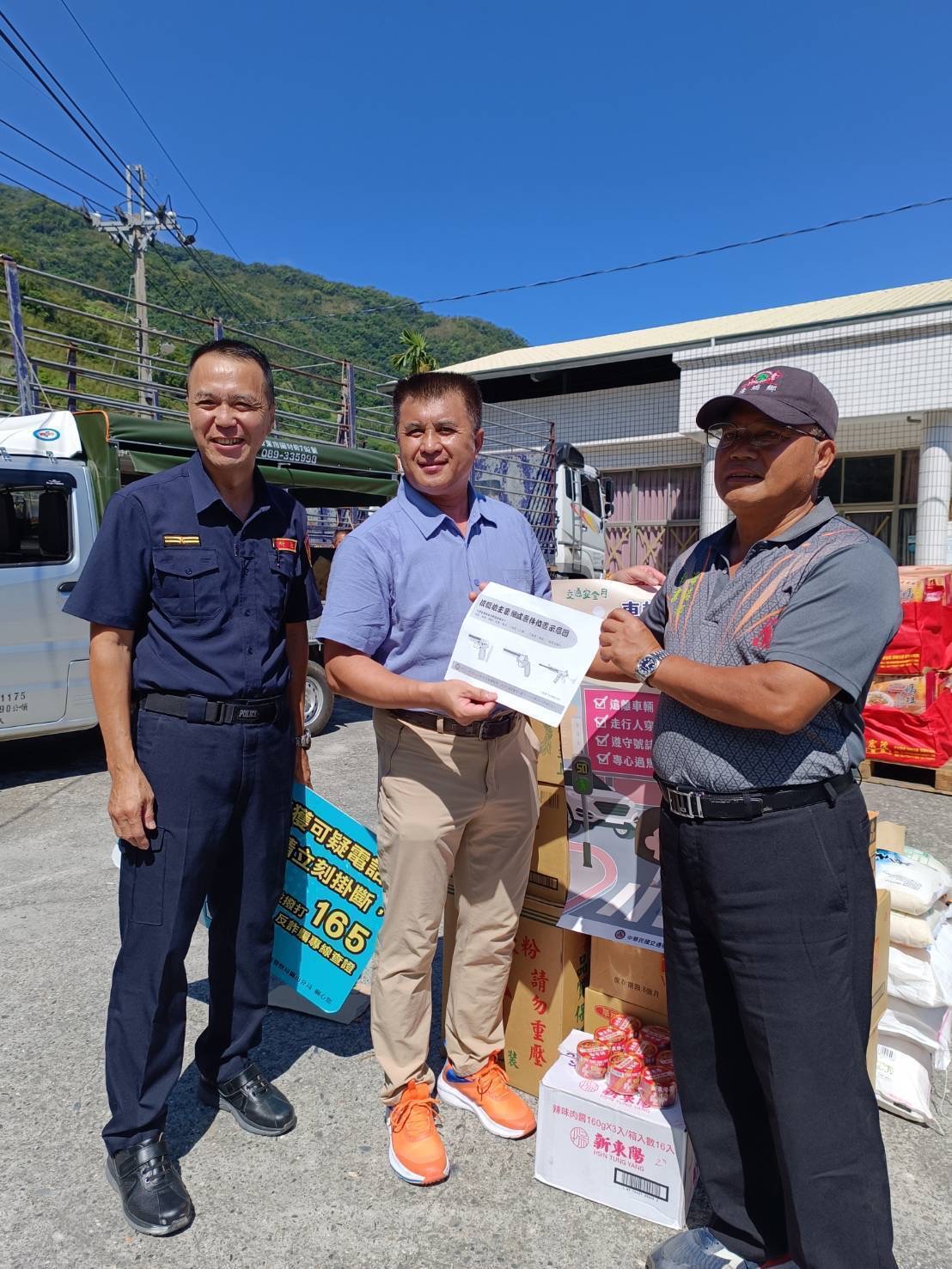 退休所長心繫民眾  攜手協會送愛心