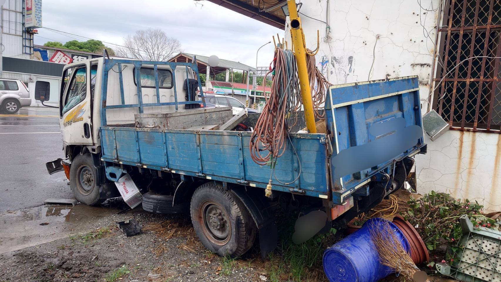 疑似天雨路滑小貨車失控　撞倒路邊電線杆