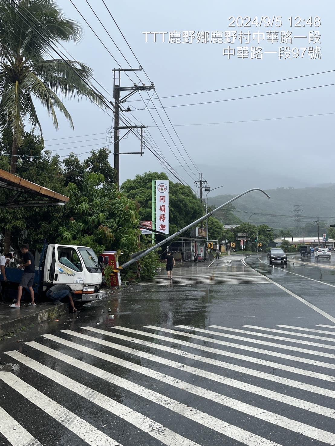 脫線牧場前貨車打滑撞電桿，警呼籲雨天行車應留意車況