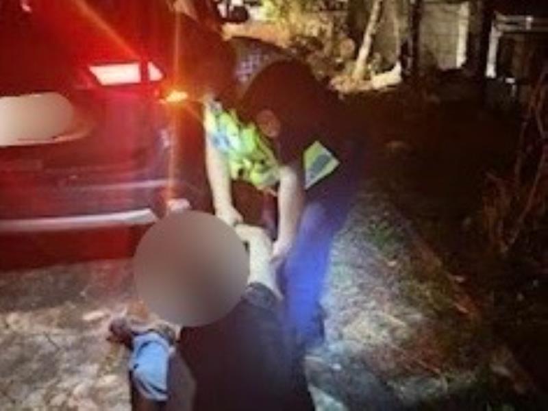 獨居老人倒臥路旁 東警護送返家避免危害