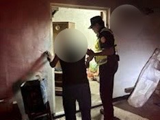 老翁酒醉路倒   警方護送返家避免發生危險