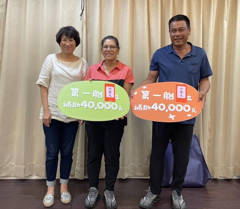 54歲婦人產下健康龍鳳胎 饒慶鈴頒發生育補助