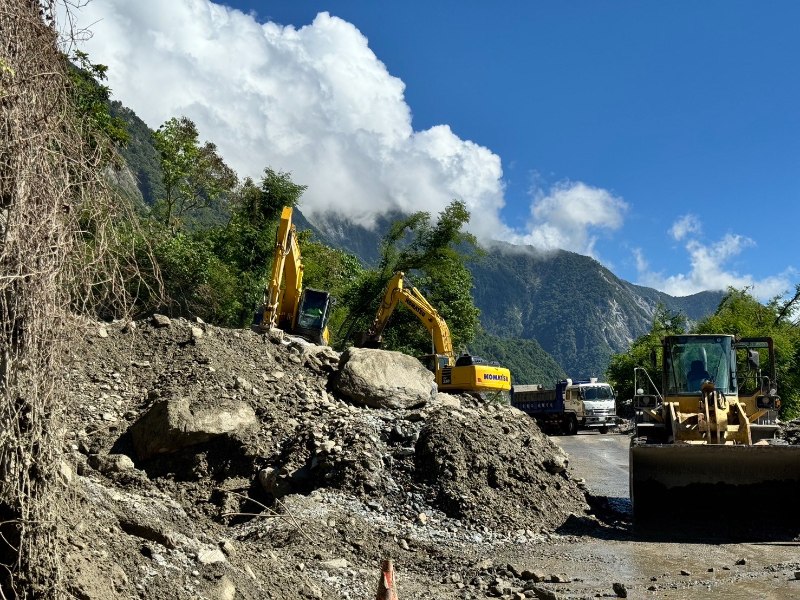 蘇花公路台9線164.5K（崇德路段）0908土石流災害，公路單位今(9)日已完成空拍勘災並加碼投入搶災機具辦理搶修