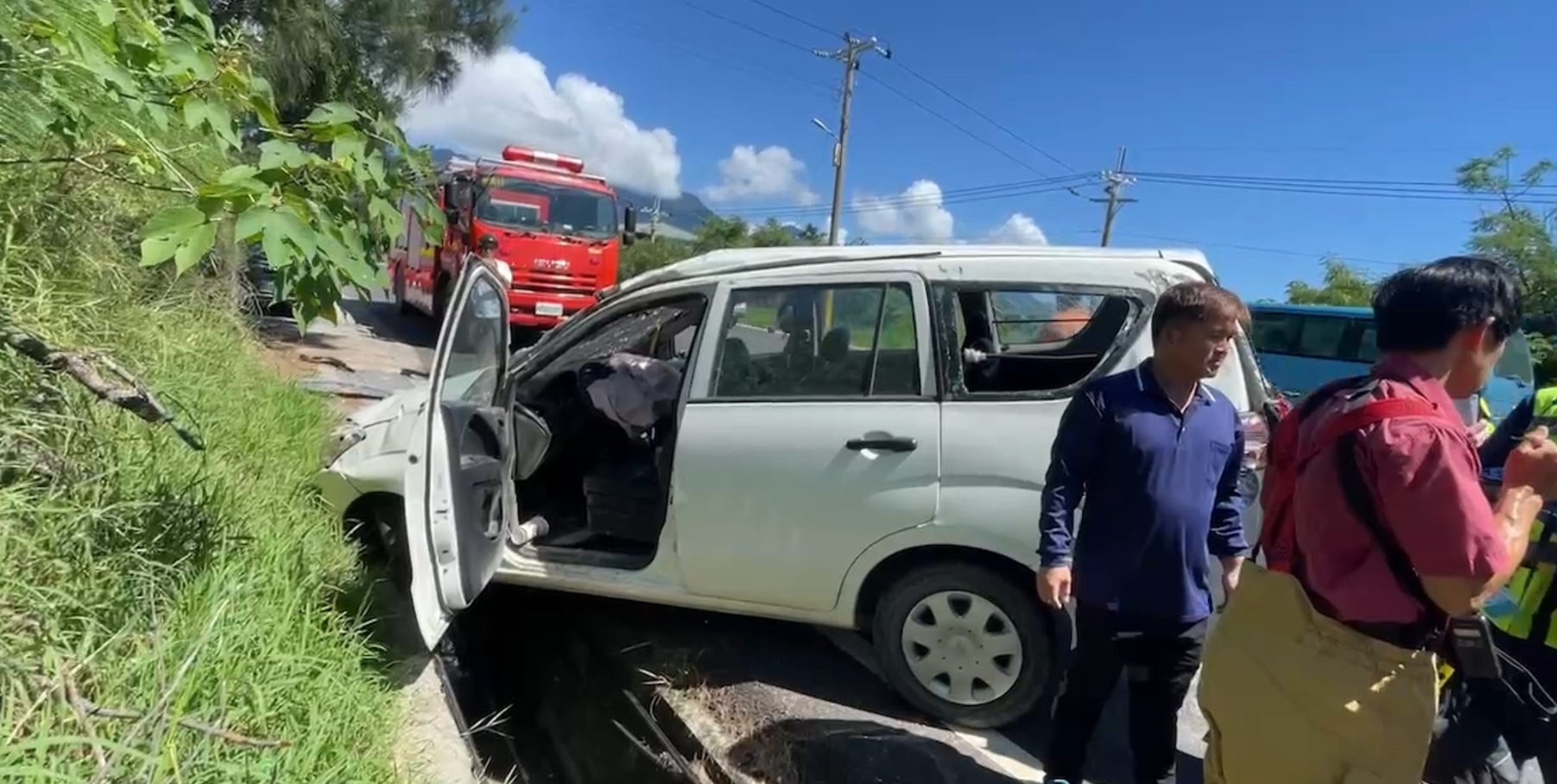 疑似駕駛打瞌睡　自小客撞護欄翻覆