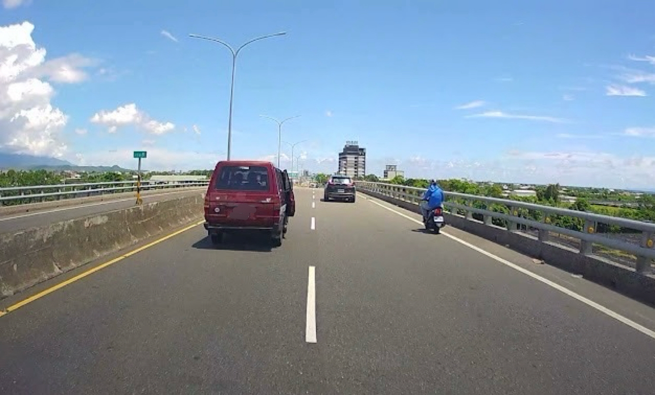 車門半開用繩索綁住　警方：將依法開罰