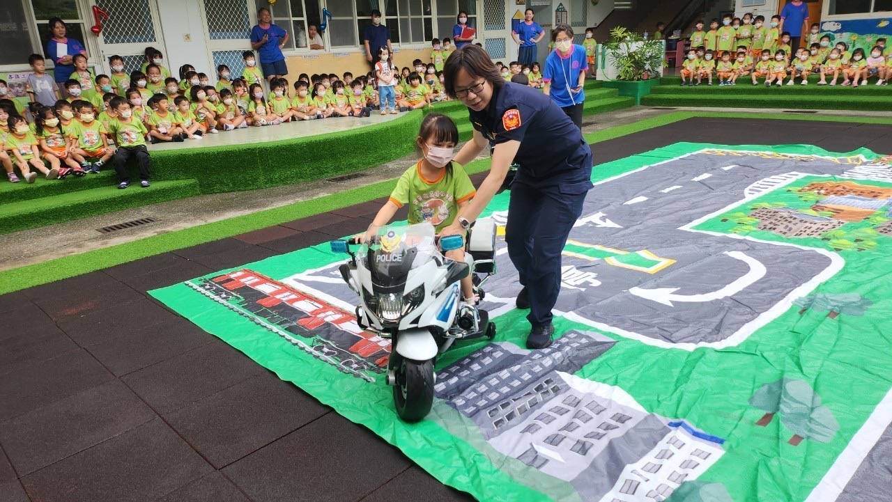 東警幼兒札根教育交通宣導，警用小機車為兒童安全上路