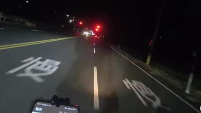 臺東知本路計程車夜間危險駕駛  怒批：「把學生機車族的生命當作什麼？」