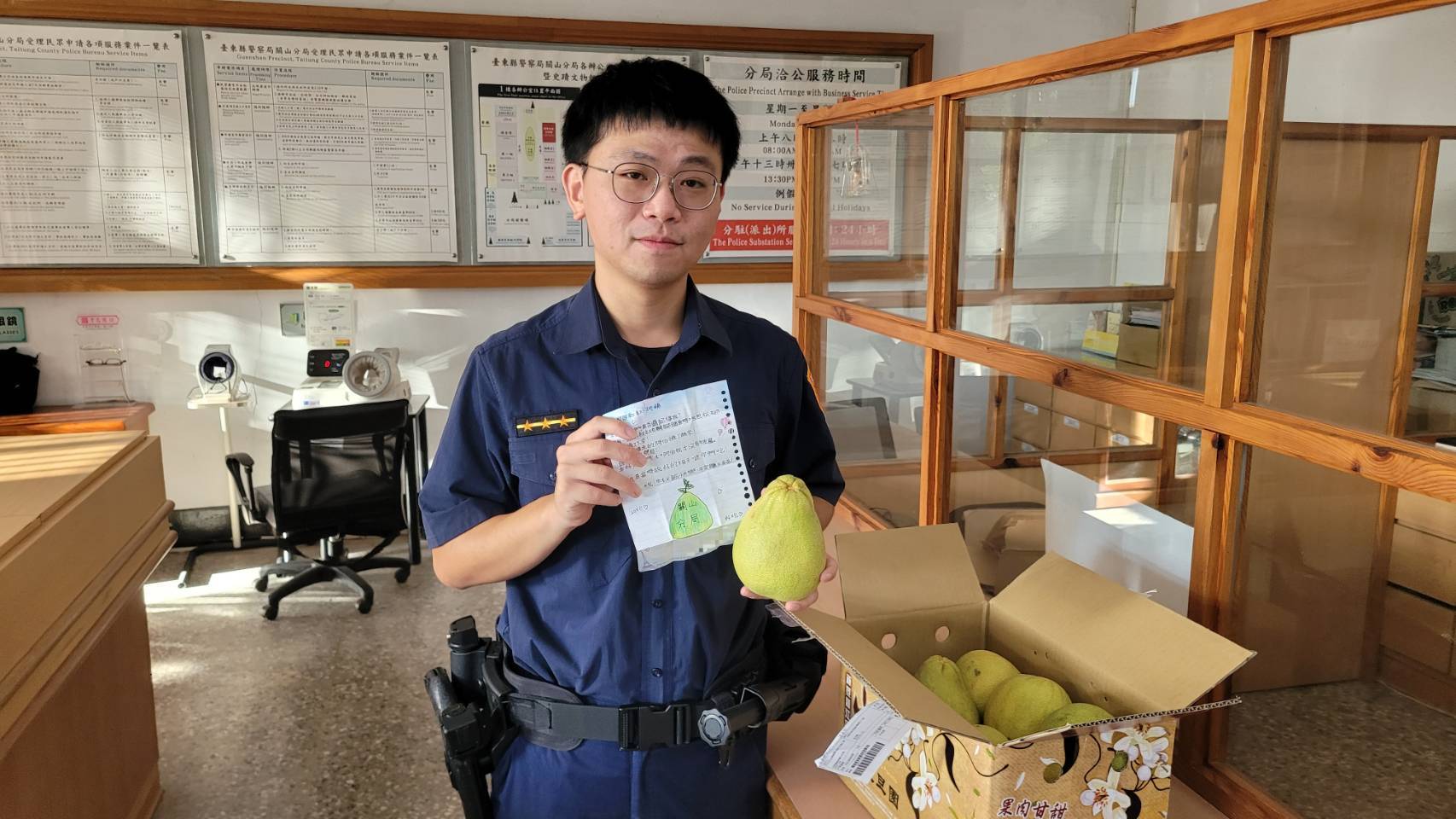 「產地直送」文旦及親筆感謝信，關山警收到溫馨中秋伴手禮！
