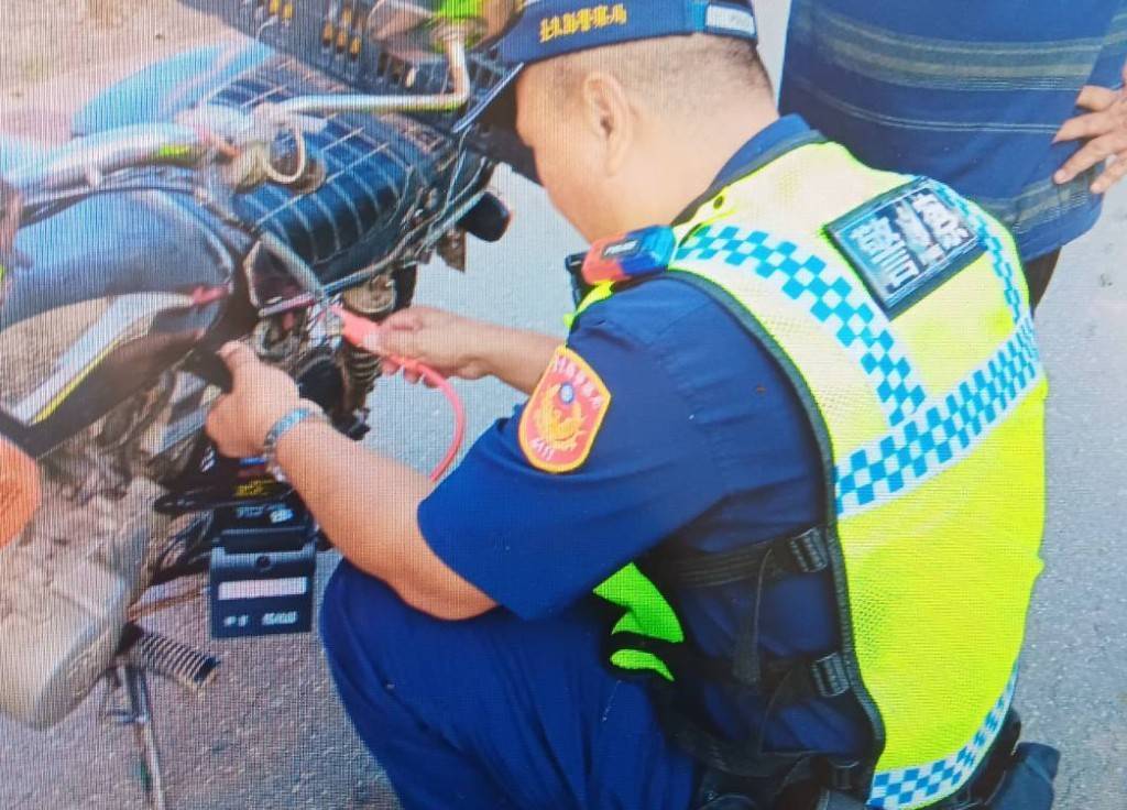 民眾就醫機車拋錨　大武警協助排除順利看診