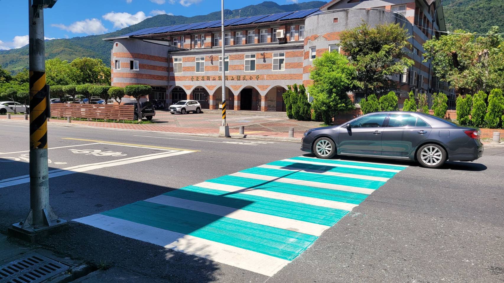 臺東縣縱谷線臺9線劃設「綠白斑馬線」 關山警察分局表示：「不只好看，讓用路人更安全」